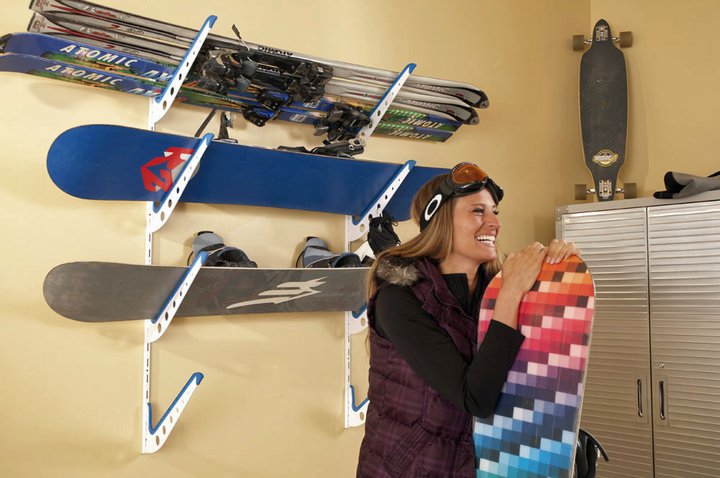 snowboard_home_storage_rack_with_girl__98418.1390320961.1280.1280